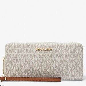 NWT Michael Kors Jet Set Vanilla &  Gold Logo Continental Wallet